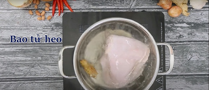 Cho bao tử heo vào luộc 